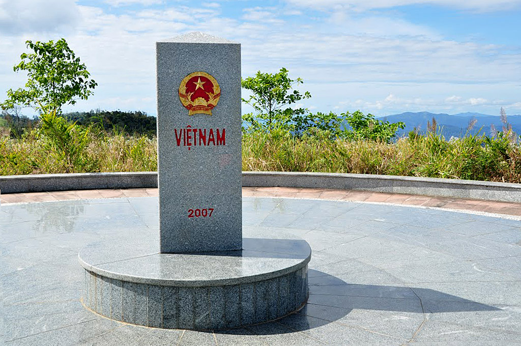 Kết quả hình ảnh cho 3. Cột mốc biên giới Campuchia – Lào – Việt Nam (Kon Tum) Cột mốc biên giới – địa danh Ngã ba Đông Dương ở Kon Tum gắn liền một thời oanh liệt trong các thời kỳ cách mạng kháng chiến chống Mỹ. Ngày nay, nơi đây đã trở thành điểm du lịch hấp dẫn của Tây Nguyên thu hút du khách trong hành trình đến điểm cực bắc Tây Nguyên Việt Nam.