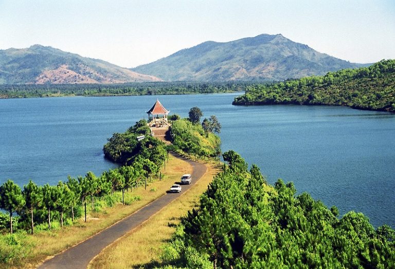 Kinh nghiệm du lịch Hồ Lắk thú vị, ngắm vẻ đẹp lãng mạn giữa đại ngàn Tây nguyên 02/2023