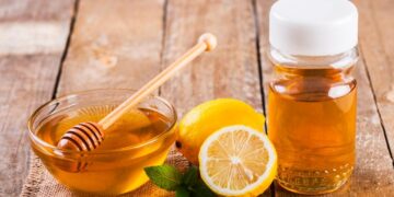 Tại sao nên uống chanh mật ong mỗi buổi sáng?